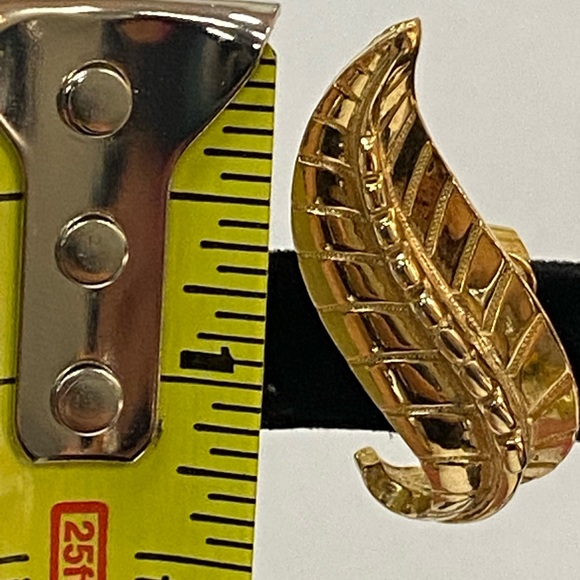 SARAH COVENTRY CLIP- ON EARRINGS IN GOLD. - Picture 6 of 8